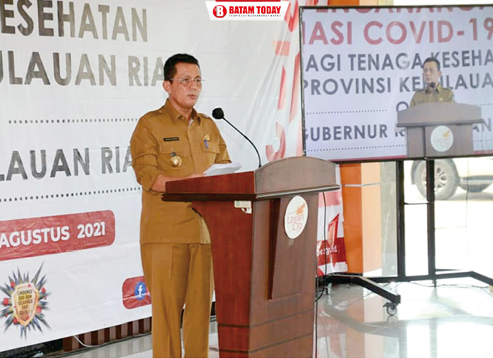 Gubernur Kepri. H. Ansar Ahmad menyampaikan kata sambutan saat Vaksinasi Dosis III Tenaga Kesehatan